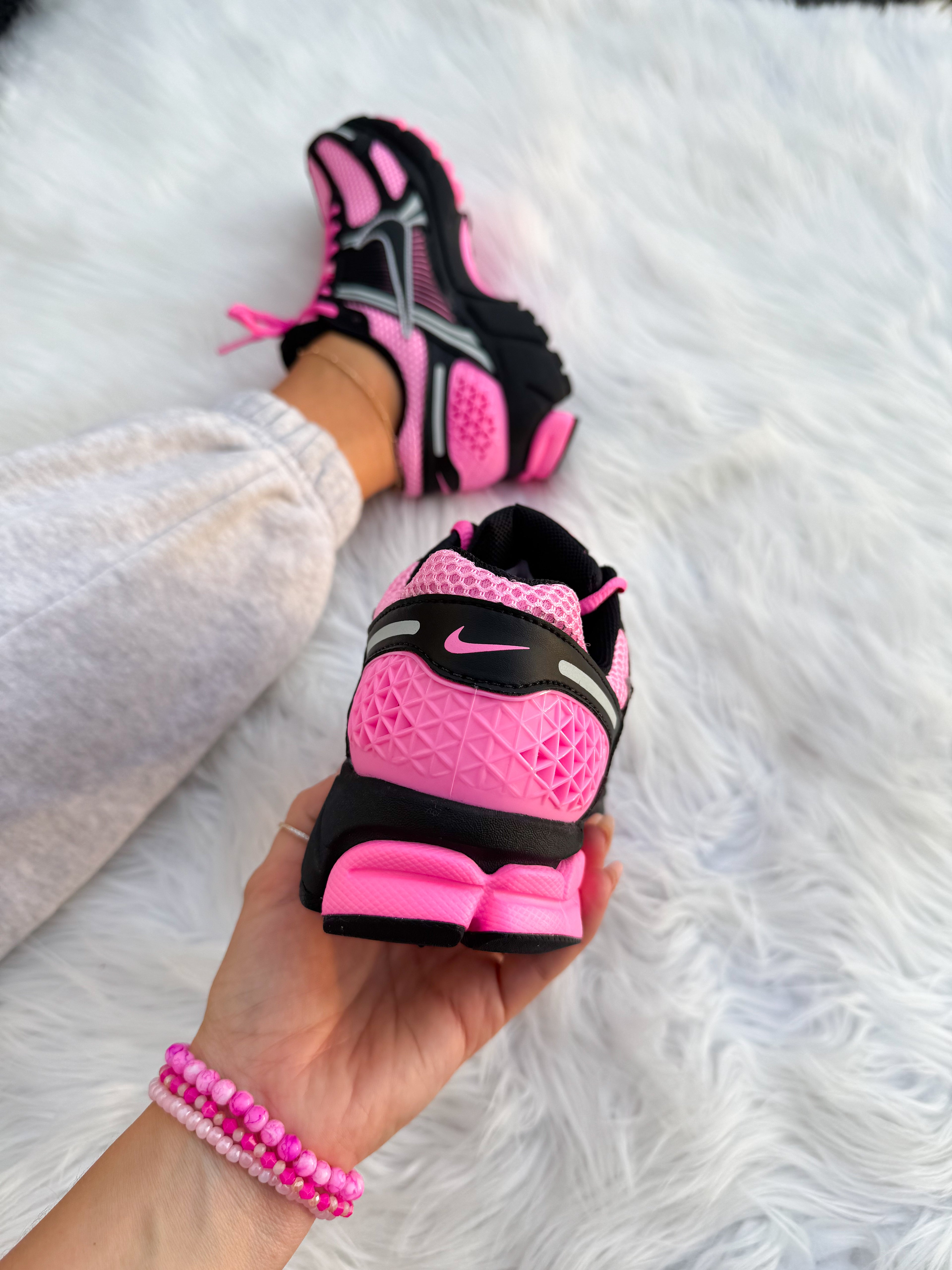 Nike Vomero 5 de mujer en negro, rosa chicle y cristales de Swarovski