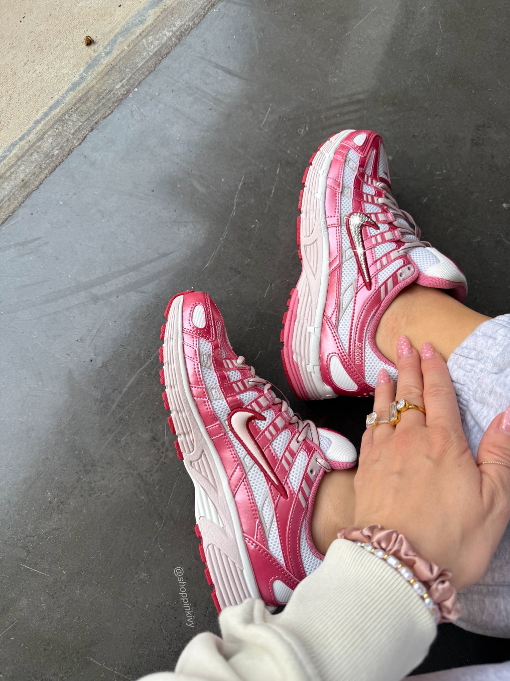 Zapatillas Nike de mujer metálicas rosas con cristales Swarovski