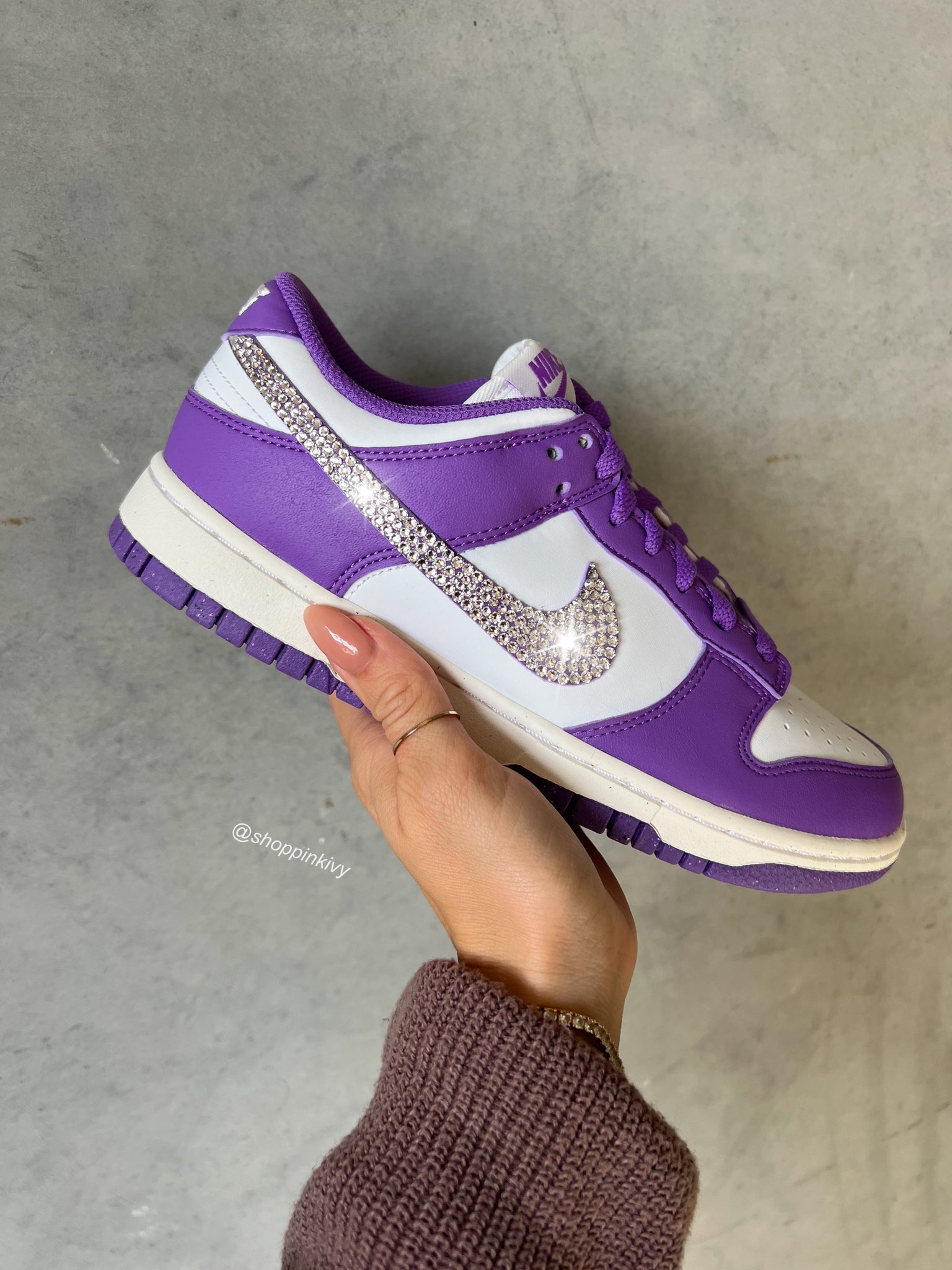 Purple white nike shoes deals