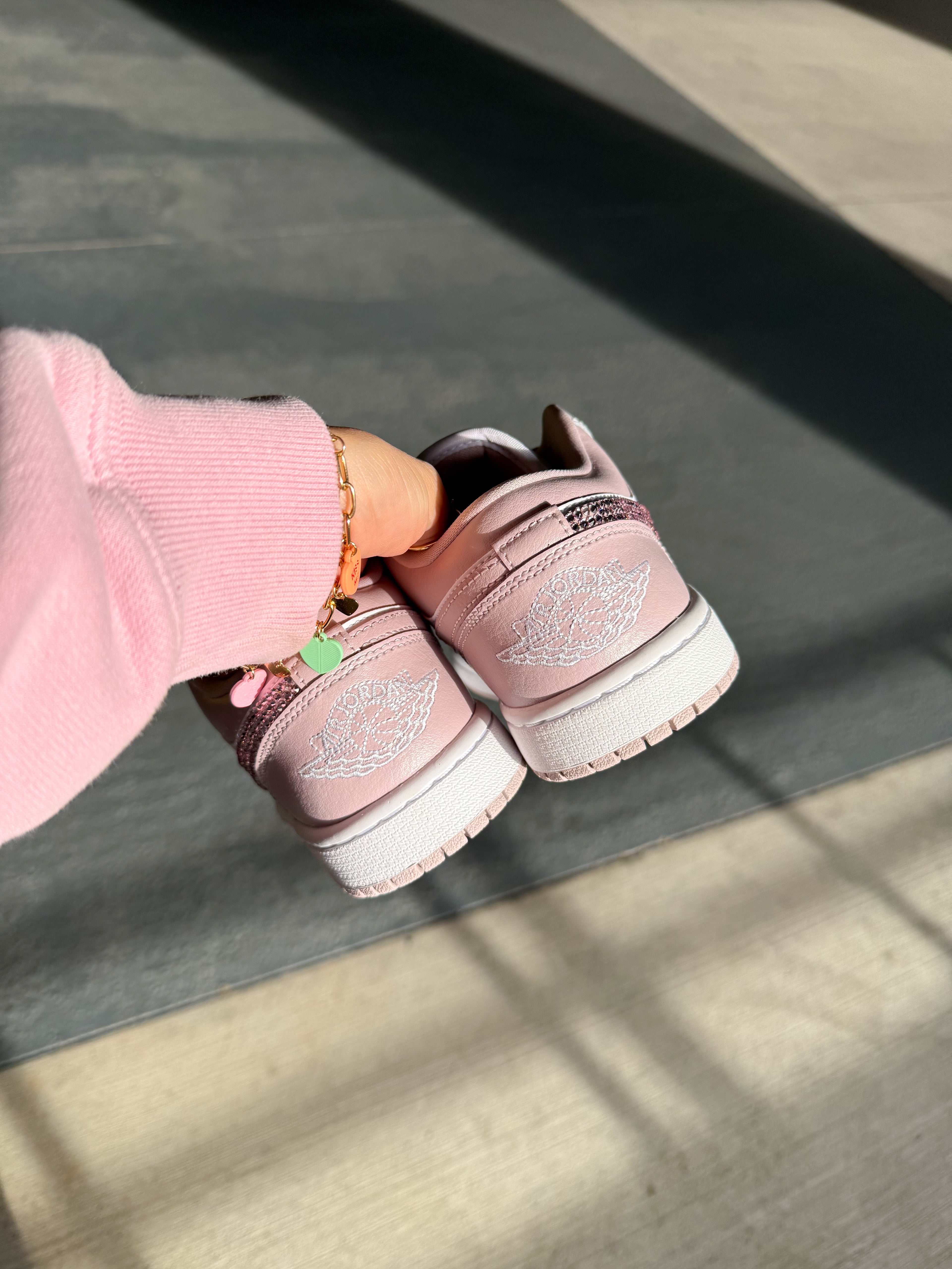 Zapatillas Air Jordan 1 Low Swarovski para mujer, color gris neutro