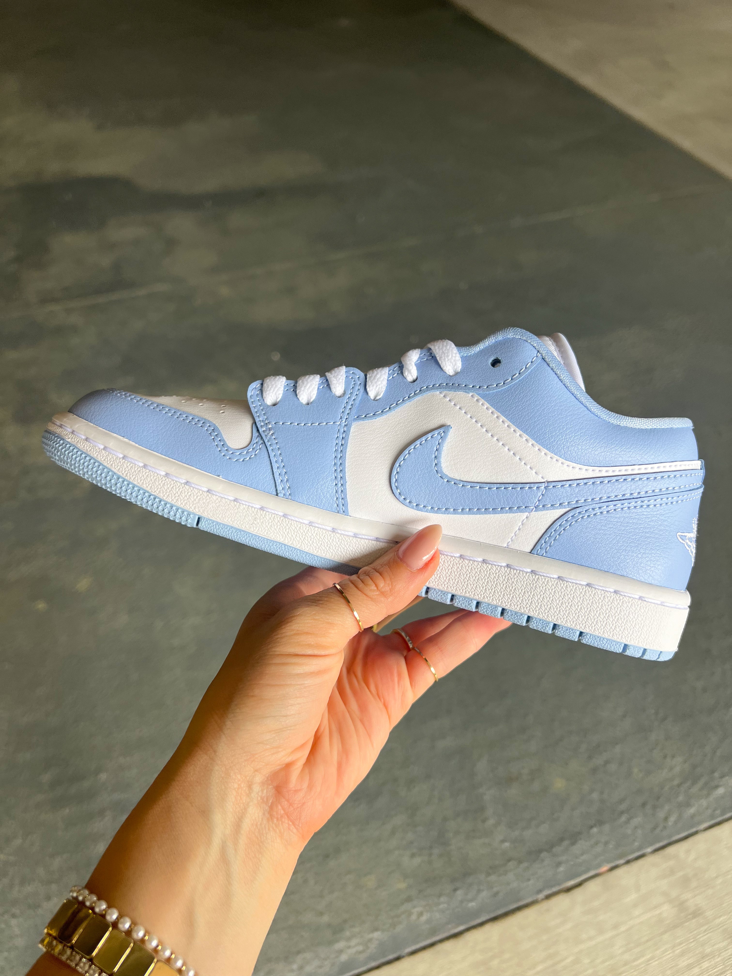 Zapatillas Air Jordan Retro 1 Low de Swarovski azul bígaro para mujer