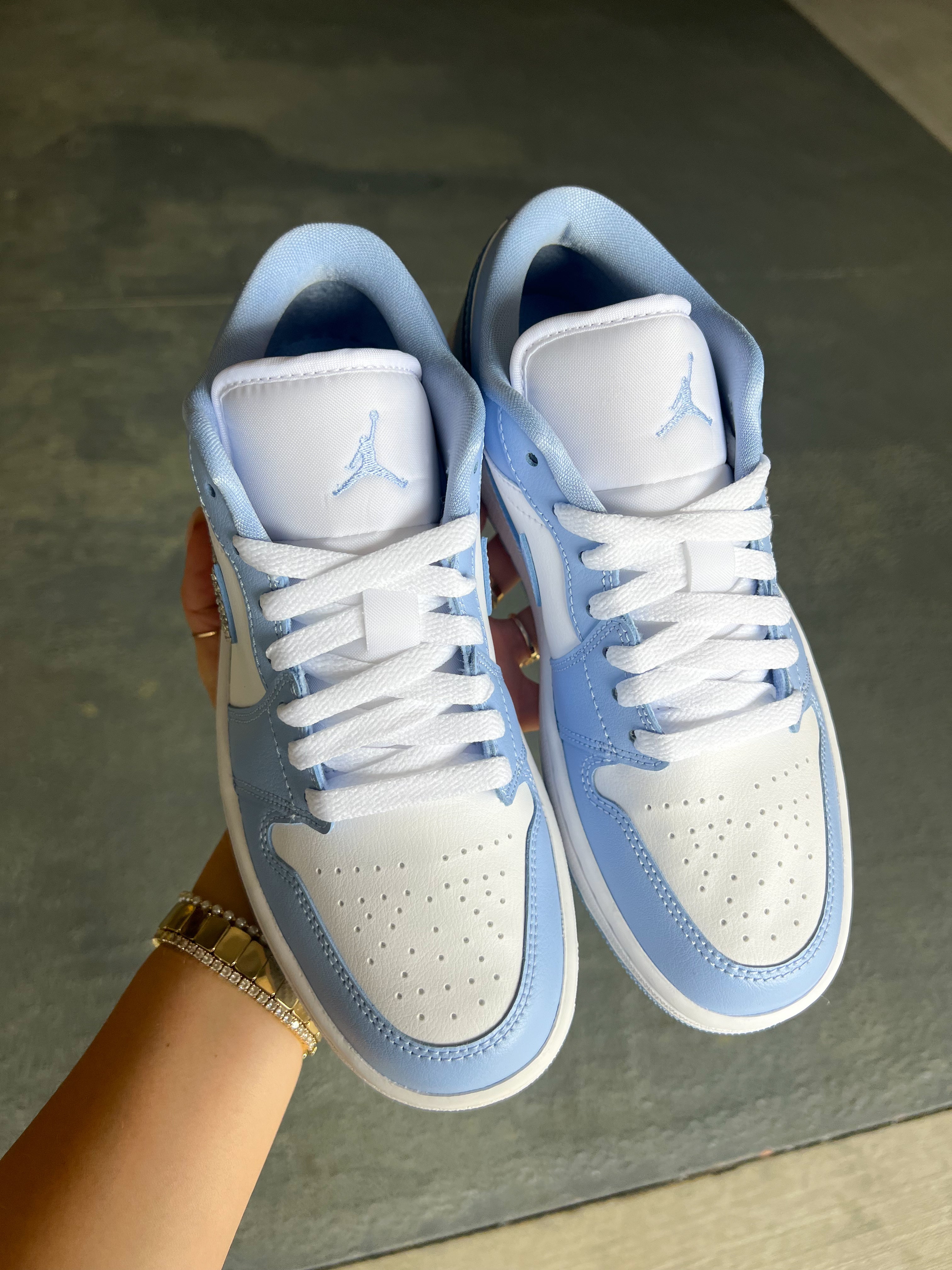 Zapatillas Air Jordan Retro 1 Low de Swarovski azul bígaro para mujer