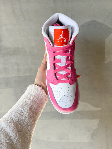 Raros zapatos Air Jordan 1 Mid de Swarovski en color rosa para mujer