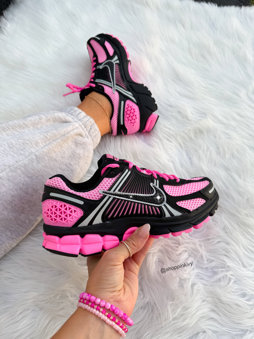 Nike Vomero 5 de mujer en negro, rosa chicle y cristales de Swarovski