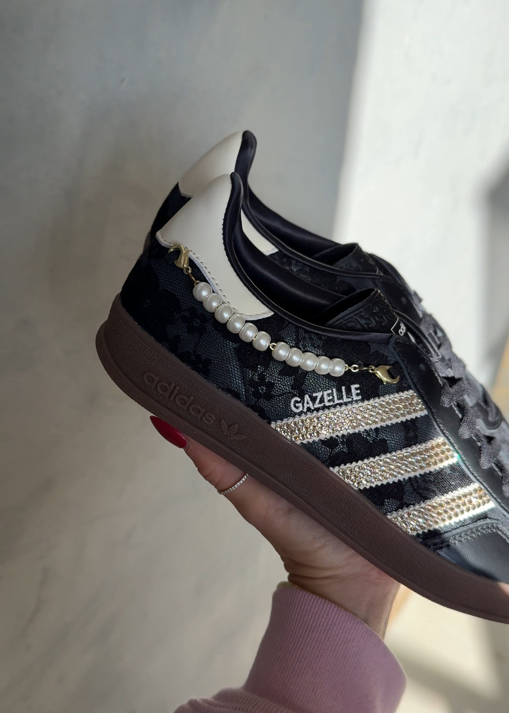 Dije de encaje y perlas Swarovski Adidas Original Gazelle OG