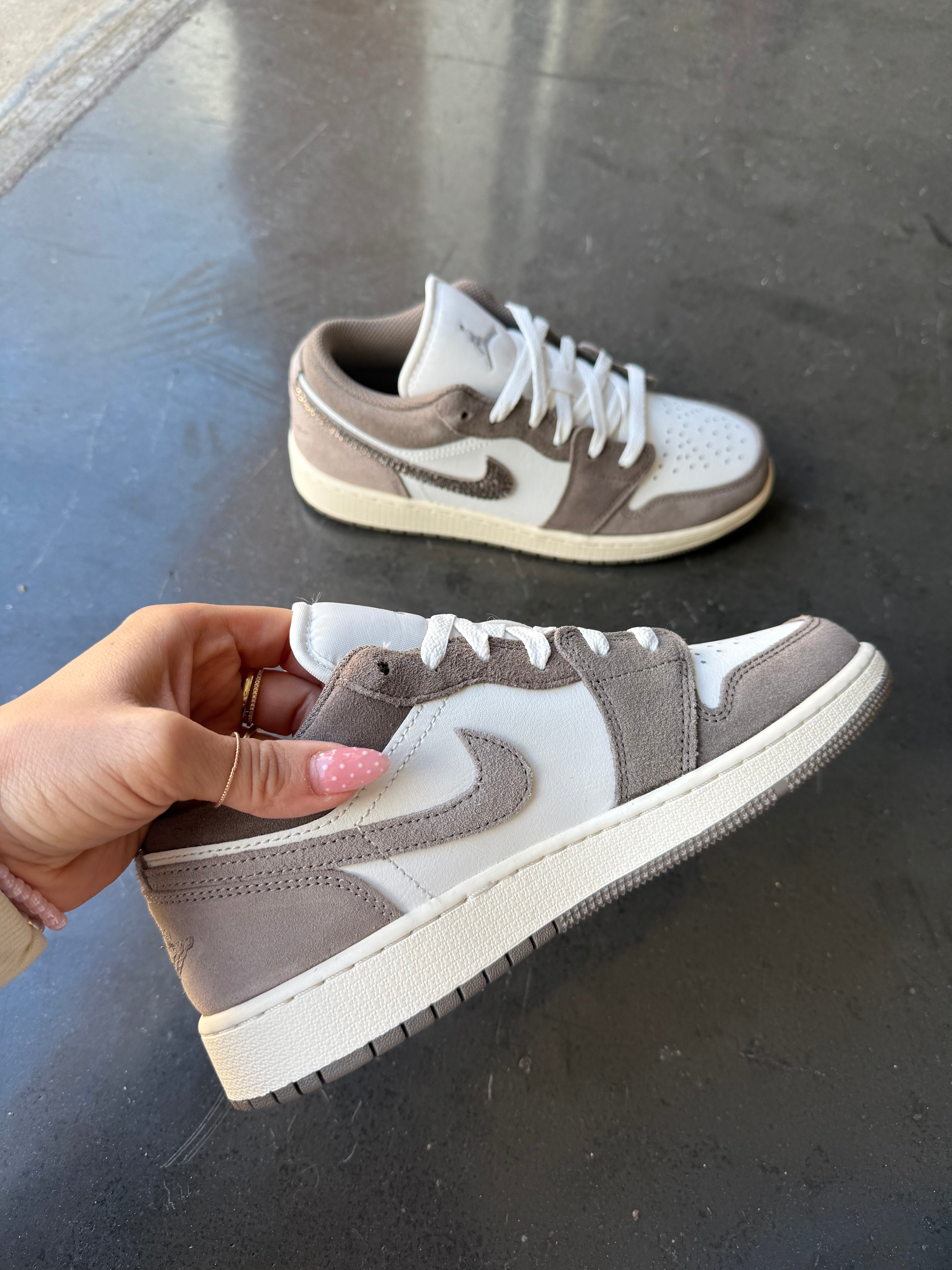 Zapatillas Air Jordan 1 Low de Swarovski para mujer, color greige neutro, a estrenar
