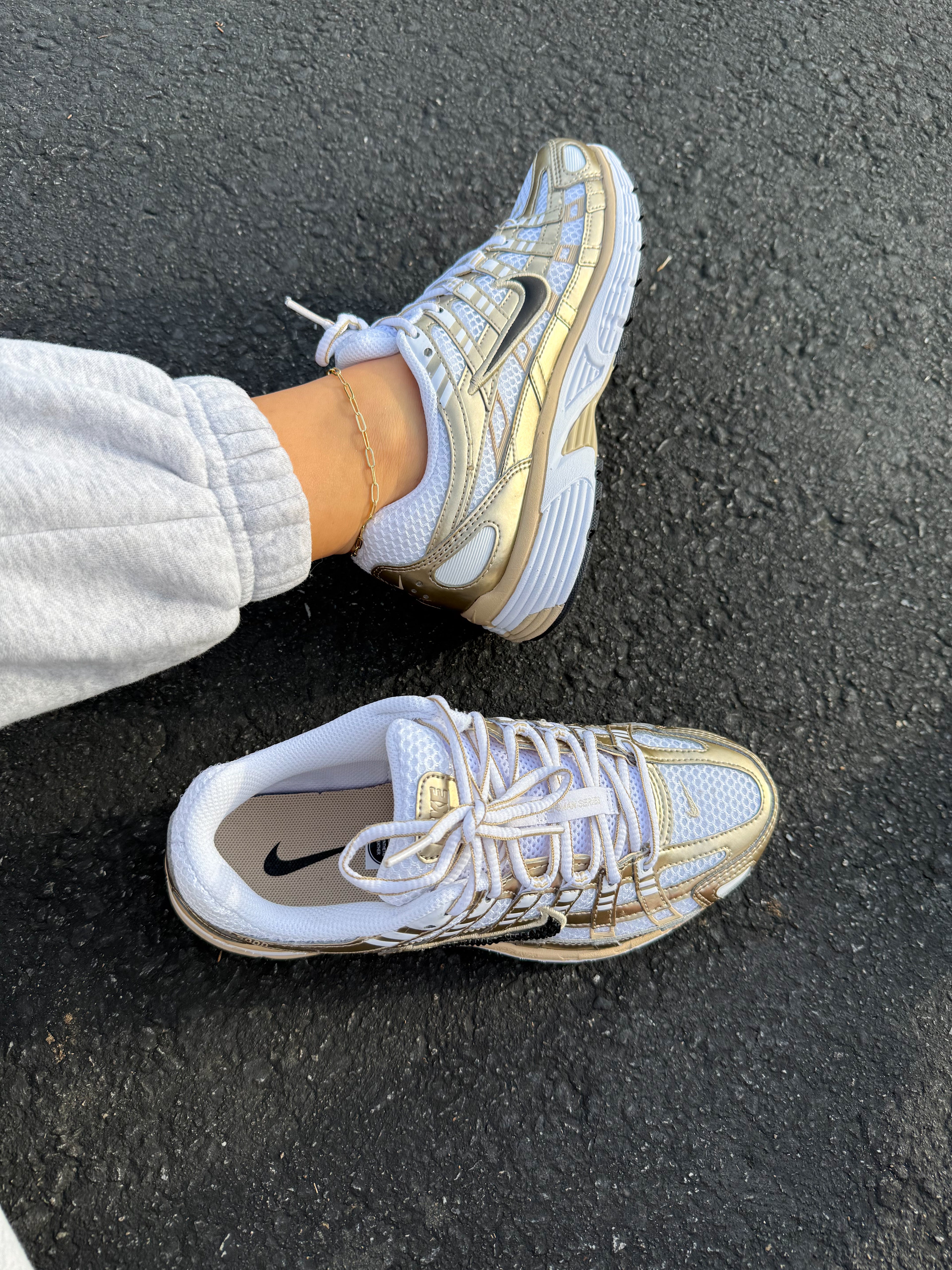 Zapatillas Nike de Swarovski color oro metalizado para mujer