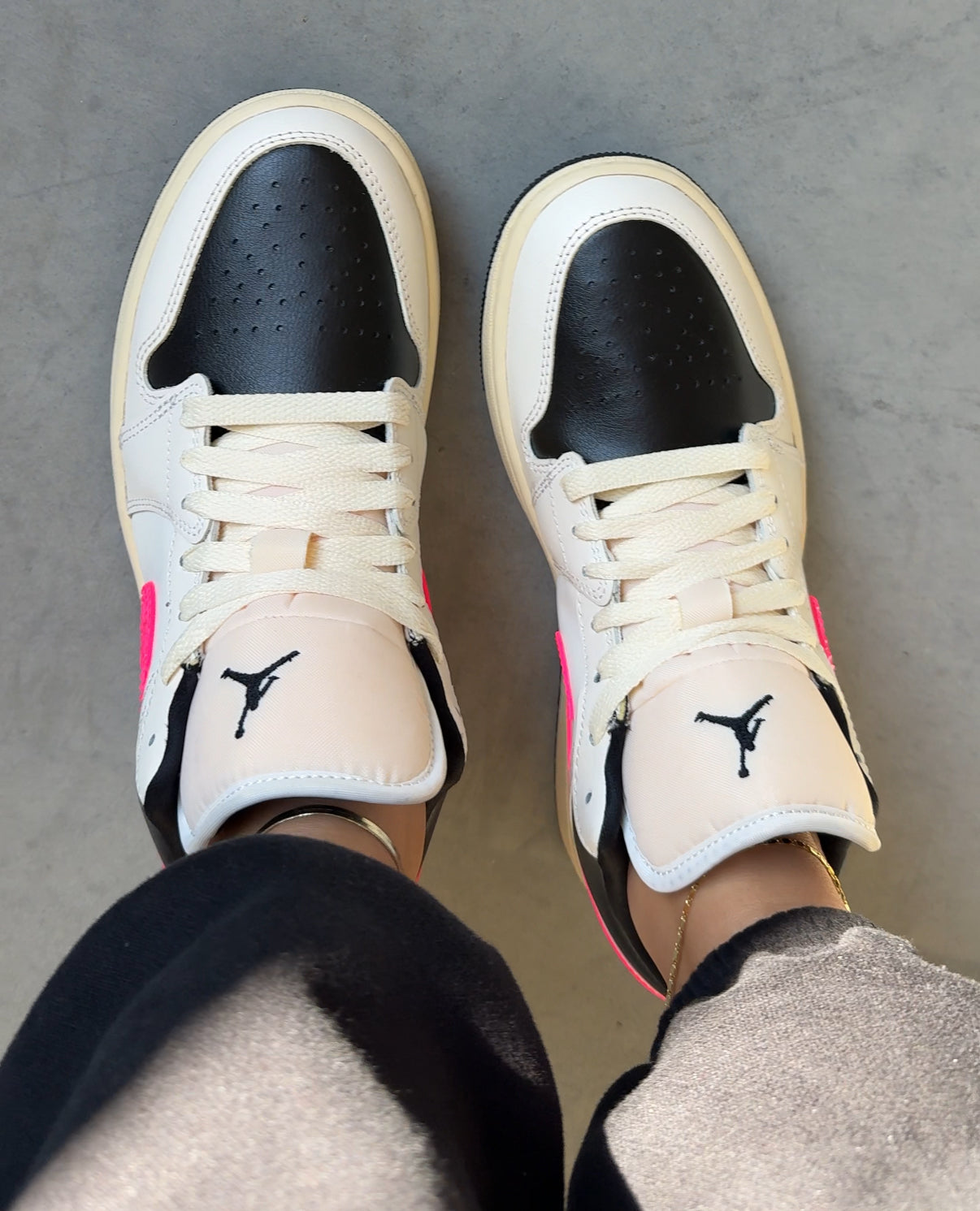 Zapatillas Air Jordan 1 Low para mujer en color crema y rosa intenso con Swarovski