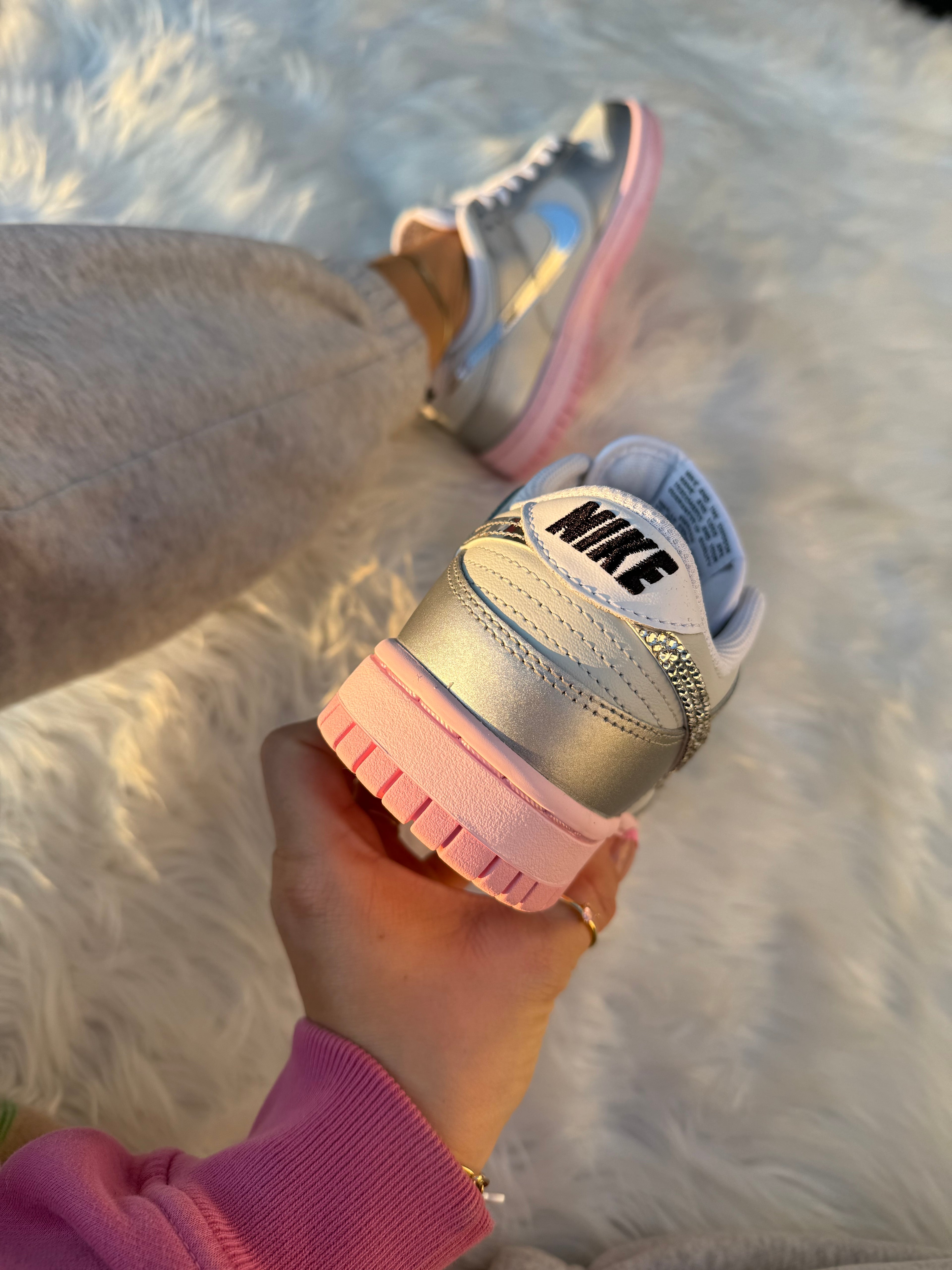 Zapatillas Nike Dunk para mujer en rosa chicle y Swarovski plateado