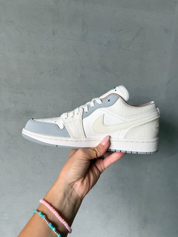 ✨NEW✨Special Edition Swarovski Women’s Air Jordan 1 Low Shoes