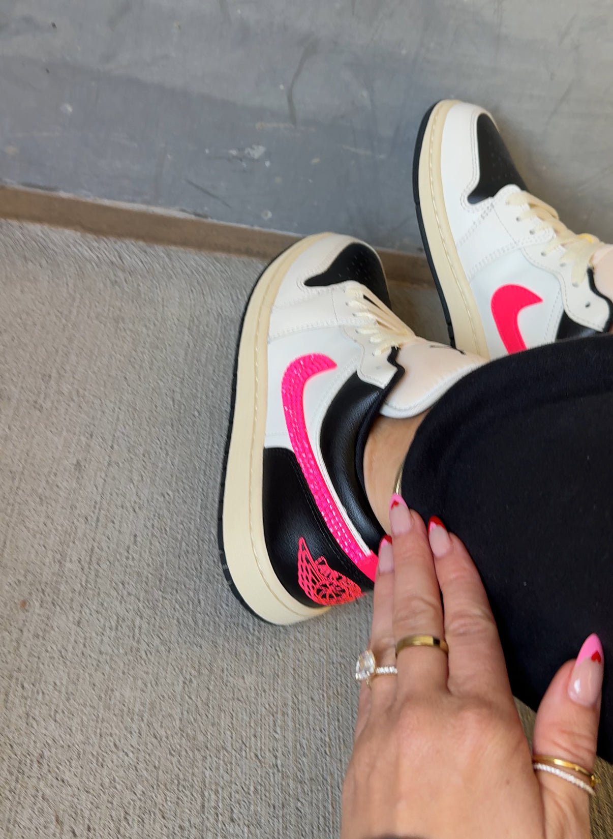 Zapatillas Air Jordan 1 Low para mujer en color crema y rosa intenso con Swarovski
