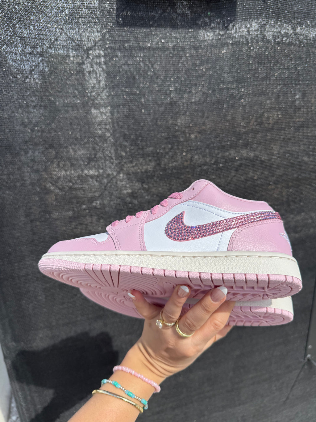 Zapatillas de mujer Air Jordan Retro 1 Low de mujer con Swarovski y rosa