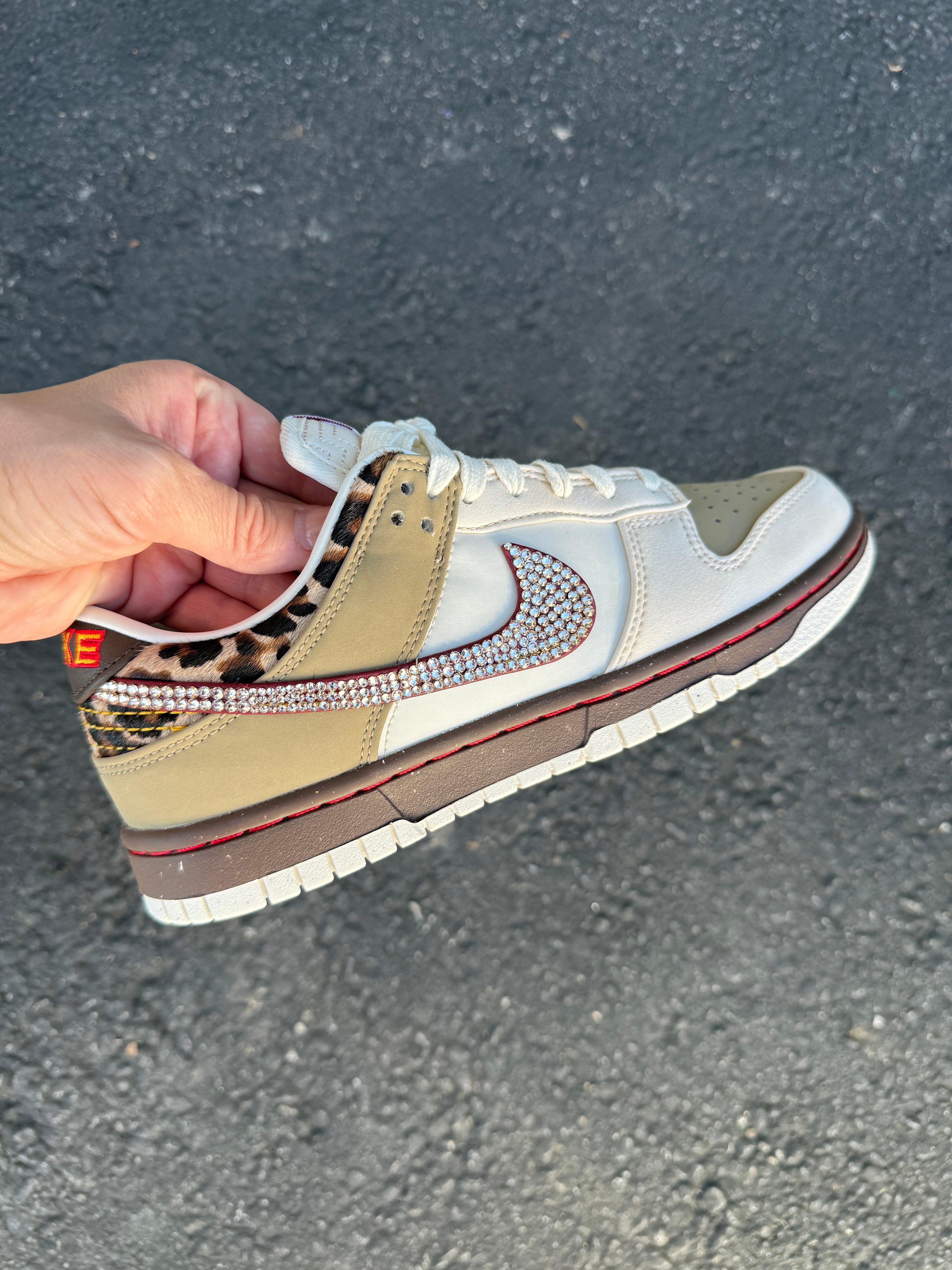 Nuevas zapatillas Nike Dunk de mujer en leopardo caqui y Swarovski para otoño