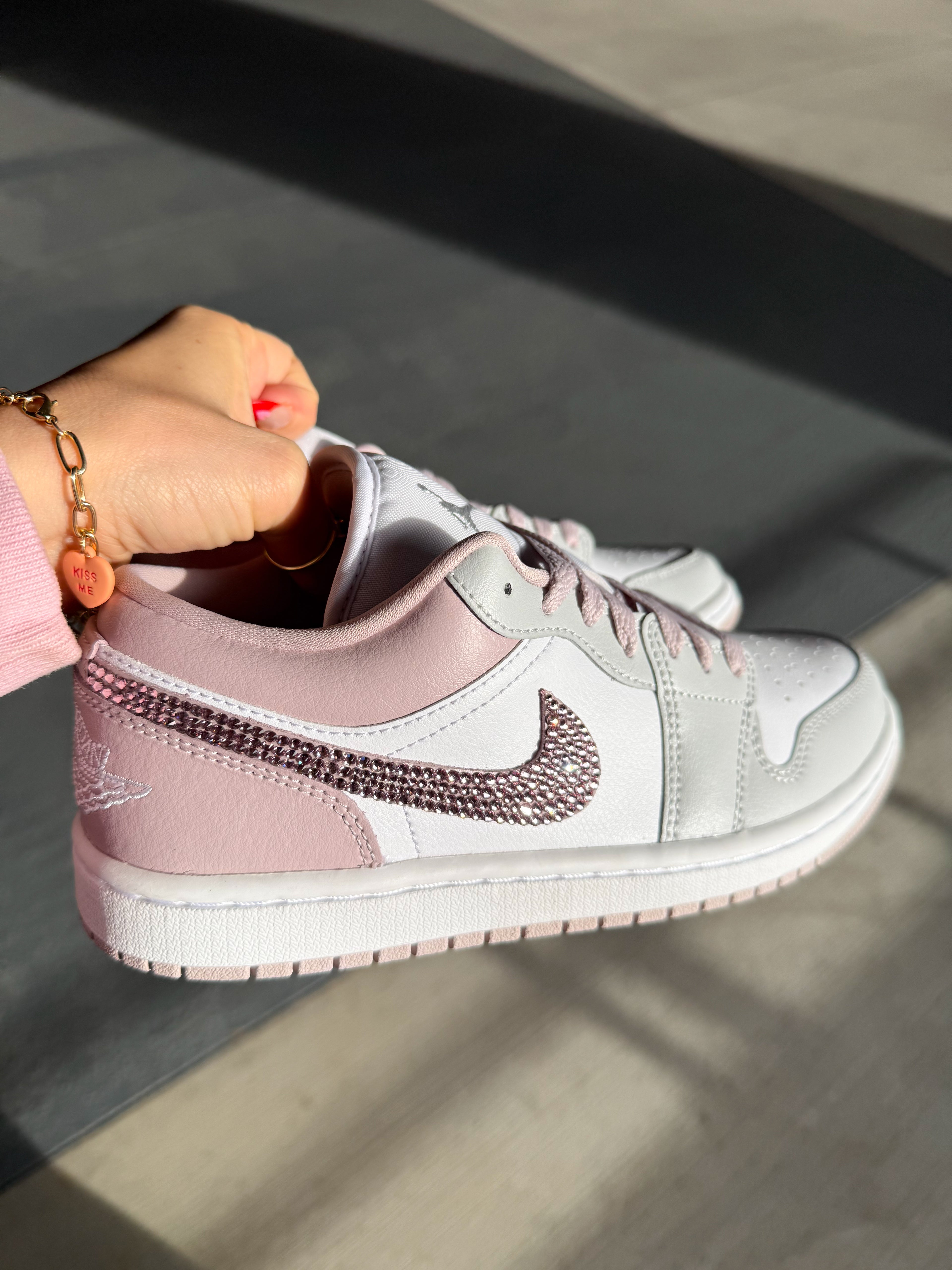 Zapatillas Air Jordan 1 Low Swarovski para mujer, color gris neutro