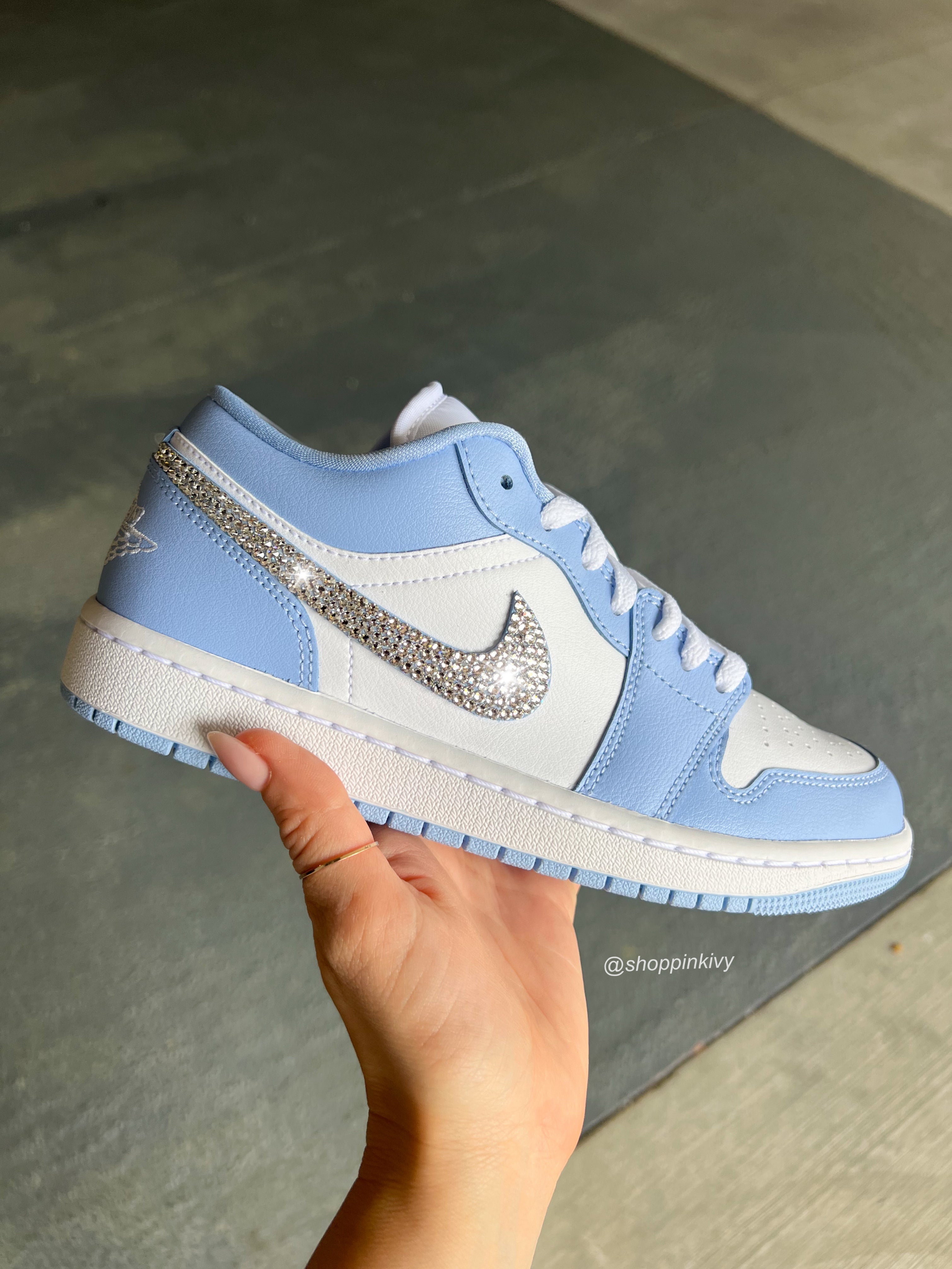 Zapatillas Air Jordan Retro 1 Low de Swarovski azul bígaro para mujer