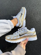 Zapatillas Nike de Swarovski color oro metalizado para mujer