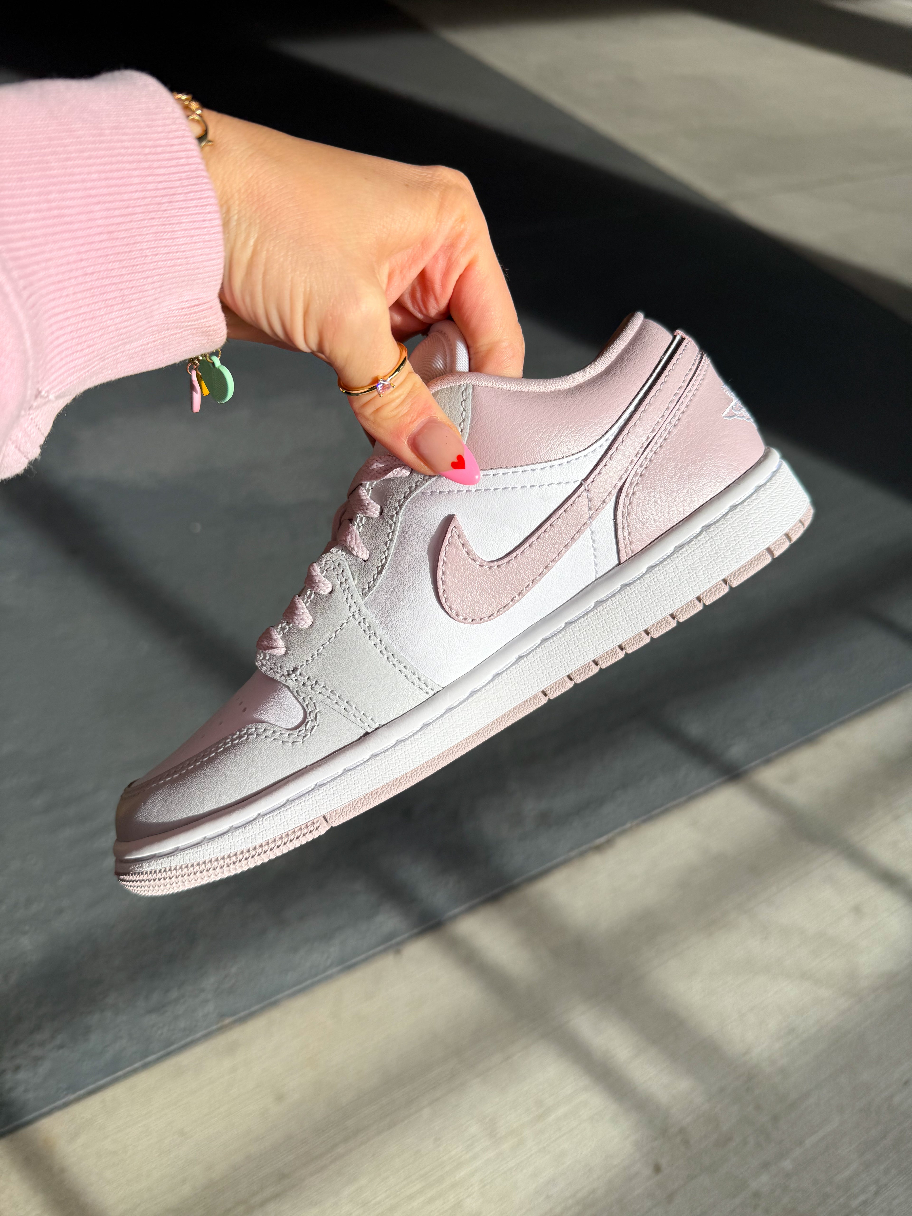 Zapatillas Air Jordan 1 Low Swarovski para mujer, color gris neutro
