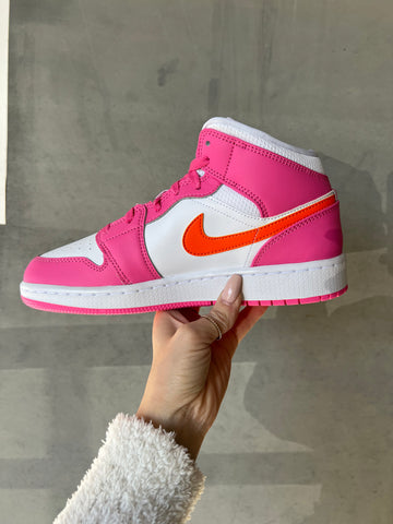 Raros zapatos Air Jordan 1 Mid de Swarovski en color rosa para mujer