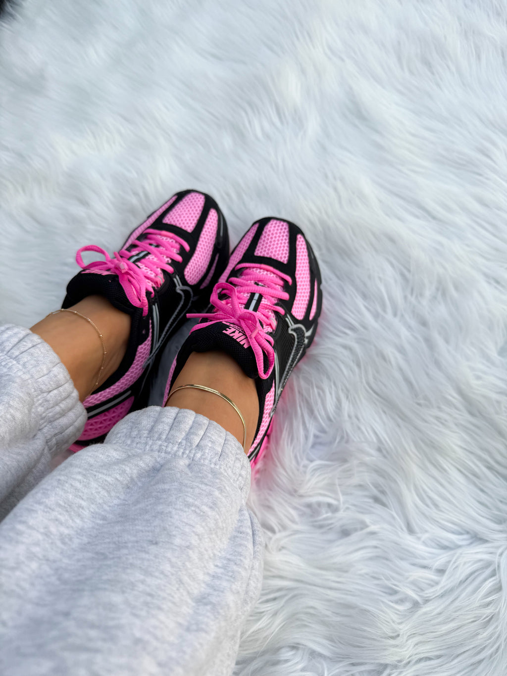 Nike Vomero 5 de mujer en negro, rosa chicle y cristales de Swarovski