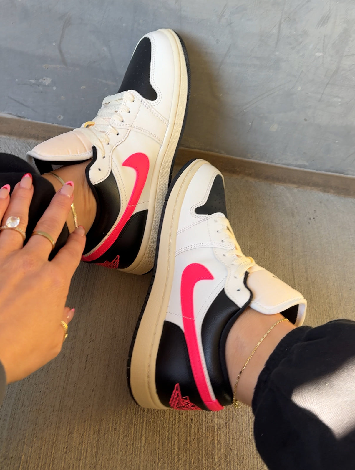 Zapatillas Air Jordan 1 Low para mujer en color crema y rosa intenso con Swarovski