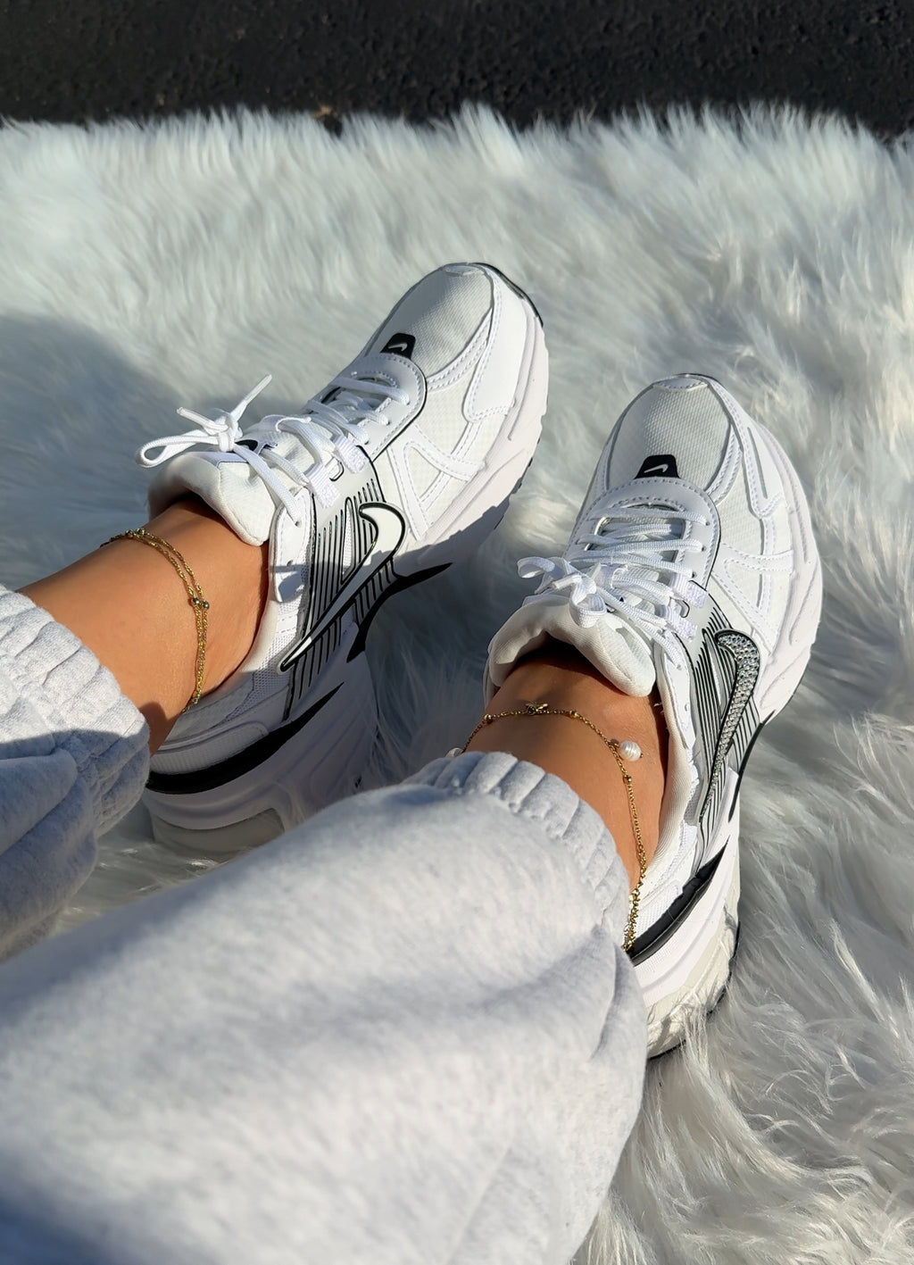 ✨Los más vendidos✨ Zapatillas Nike Swarovski blancas y negras para mujer