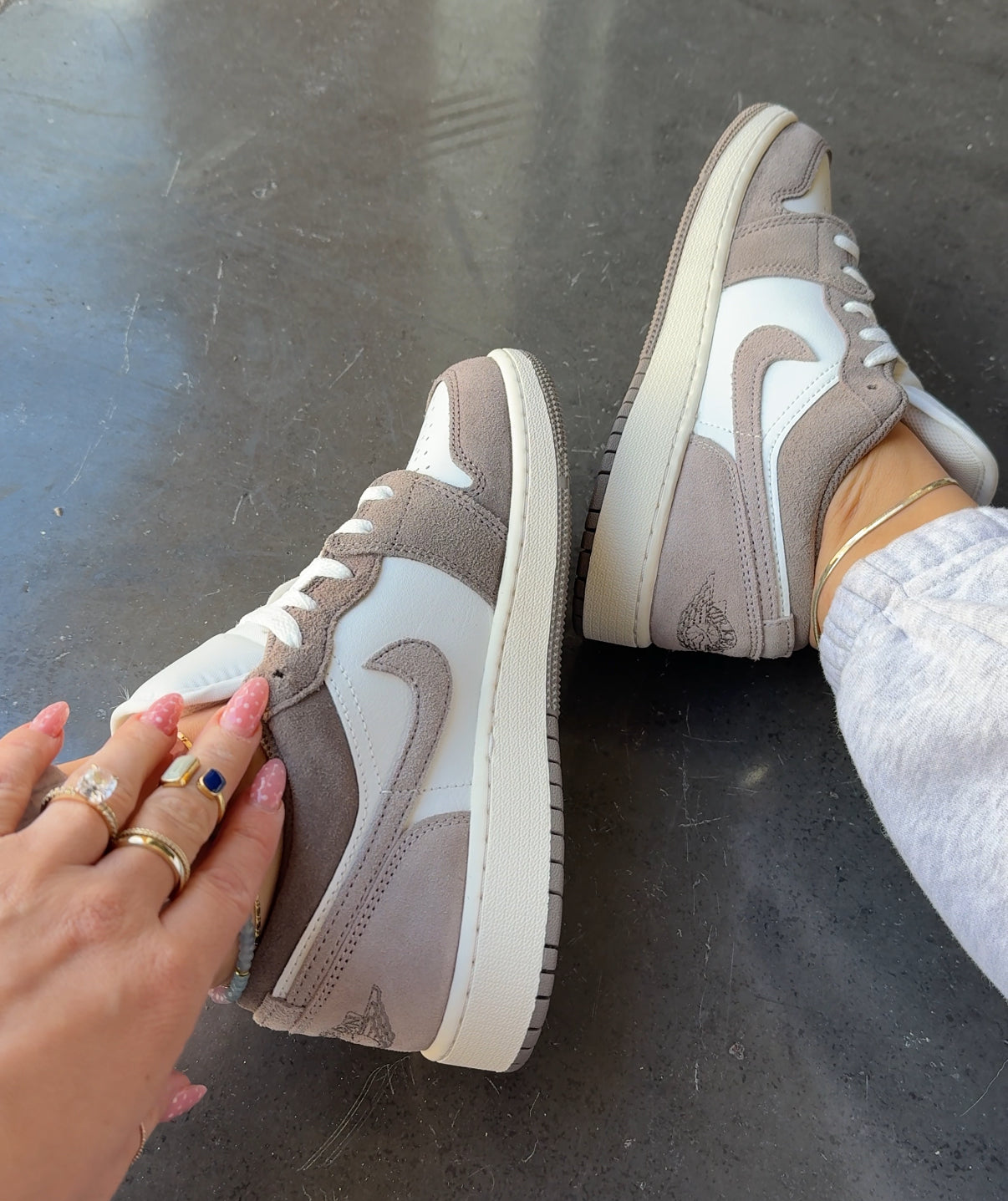 Zapatillas Air Jordan 1 Low de Swarovski para mujer, color greige neutro, a estrenar