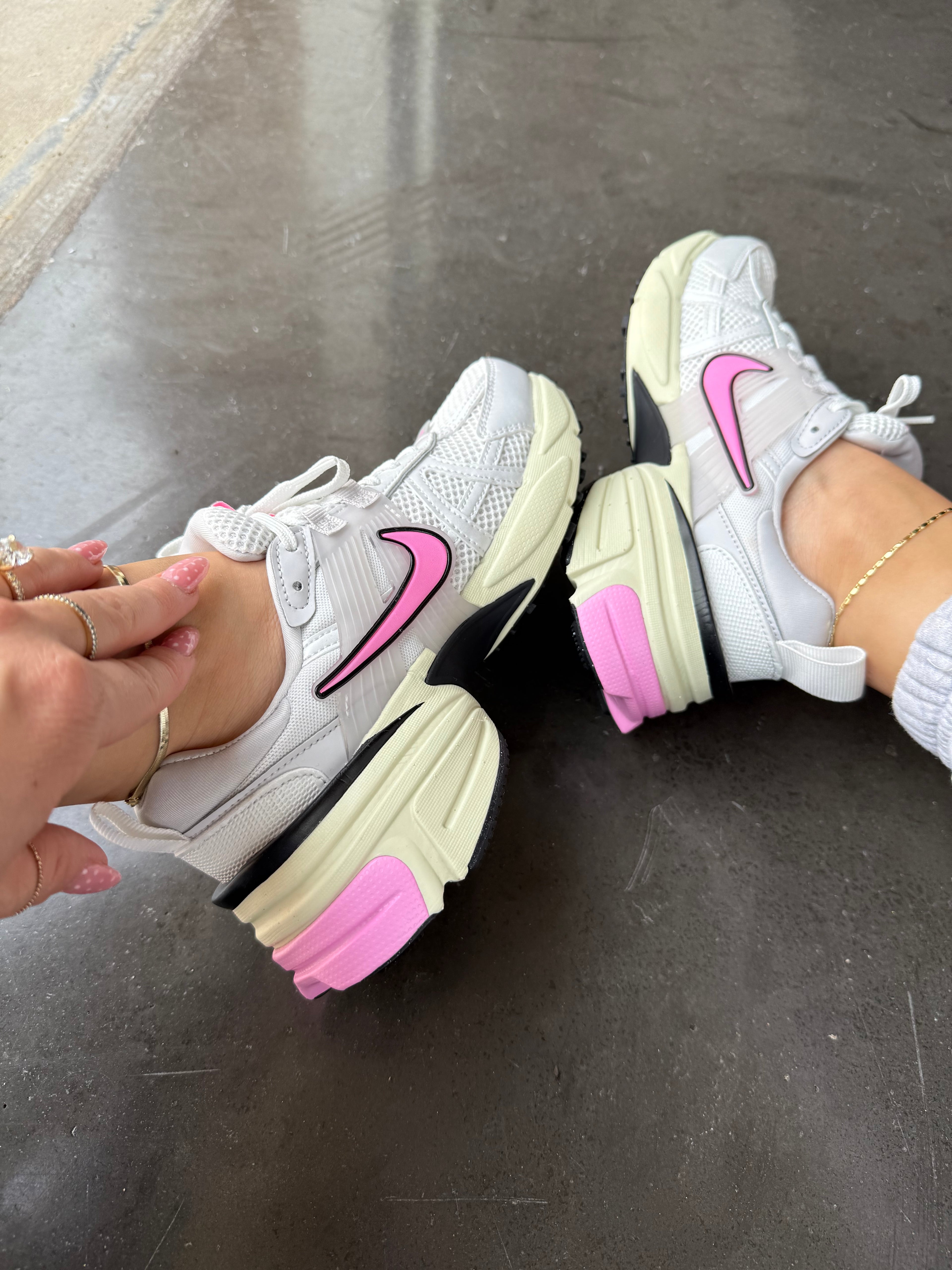 SIZE 9 White Bubblegum Pink Swarovski Womens Nike Shoes