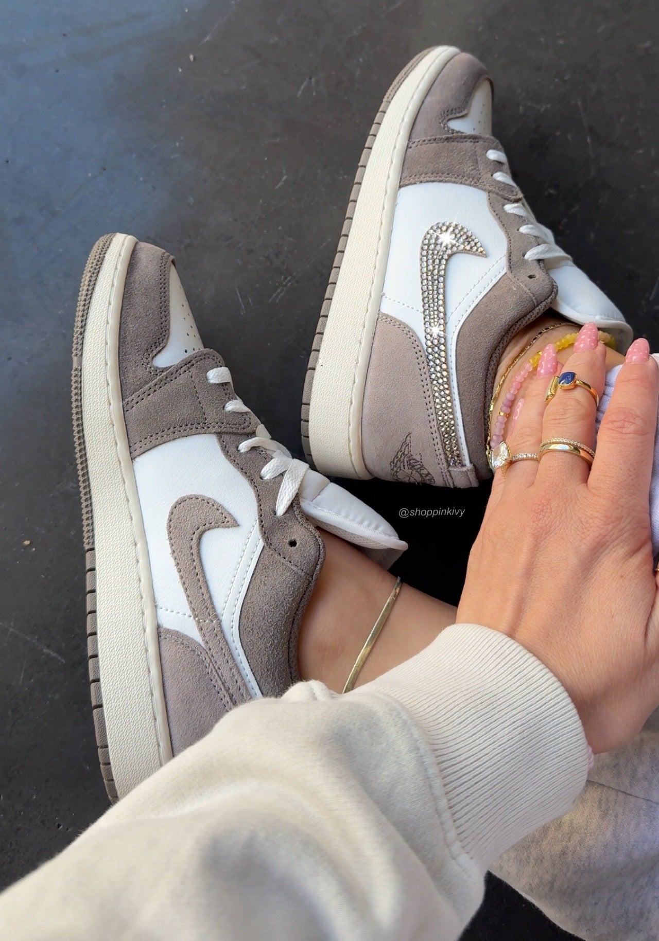 Zapatillas Air Jordan 1 Low de Swarovski para mujer, color greige neutro, a estrenar