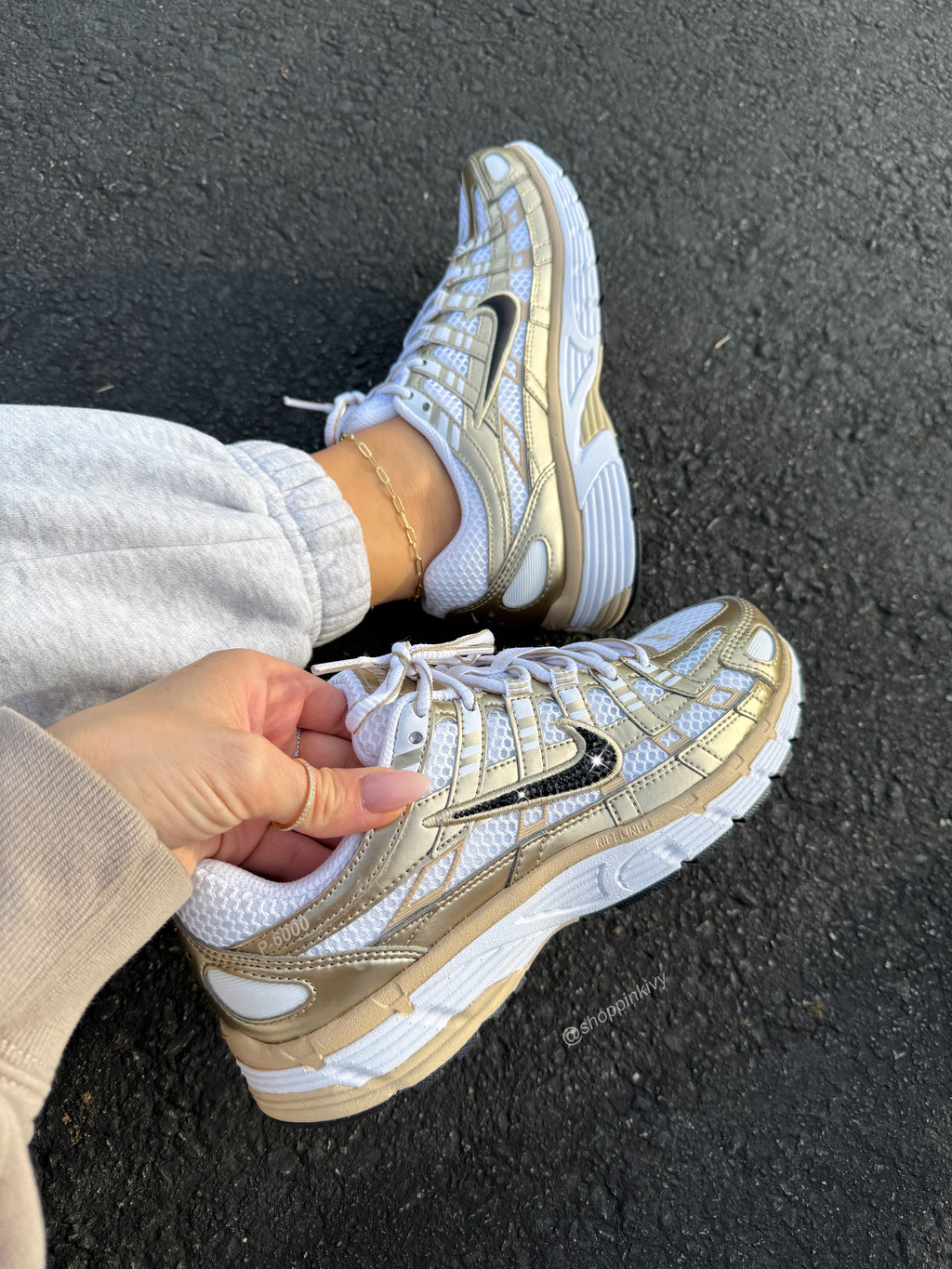 Zapatillas Nike de Swarovski color oro metalizado para mujer