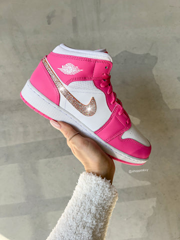 Raros zapatos Air Jordan 1 Mid de Swarovski en color rosa para mujer