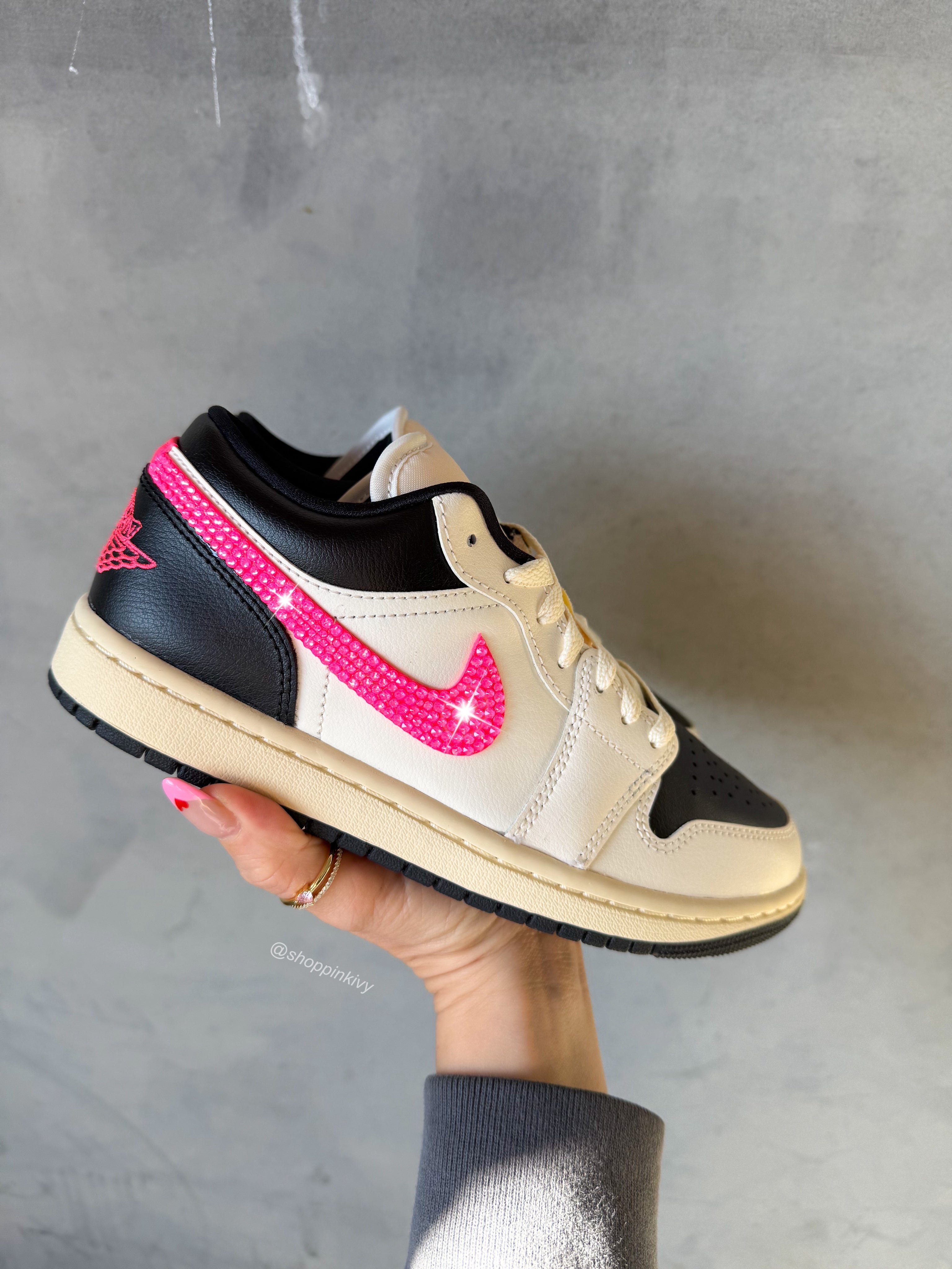Zapatillas Air Jordan 1 Low para mujer en color crema y rosa intenso con Swarovski