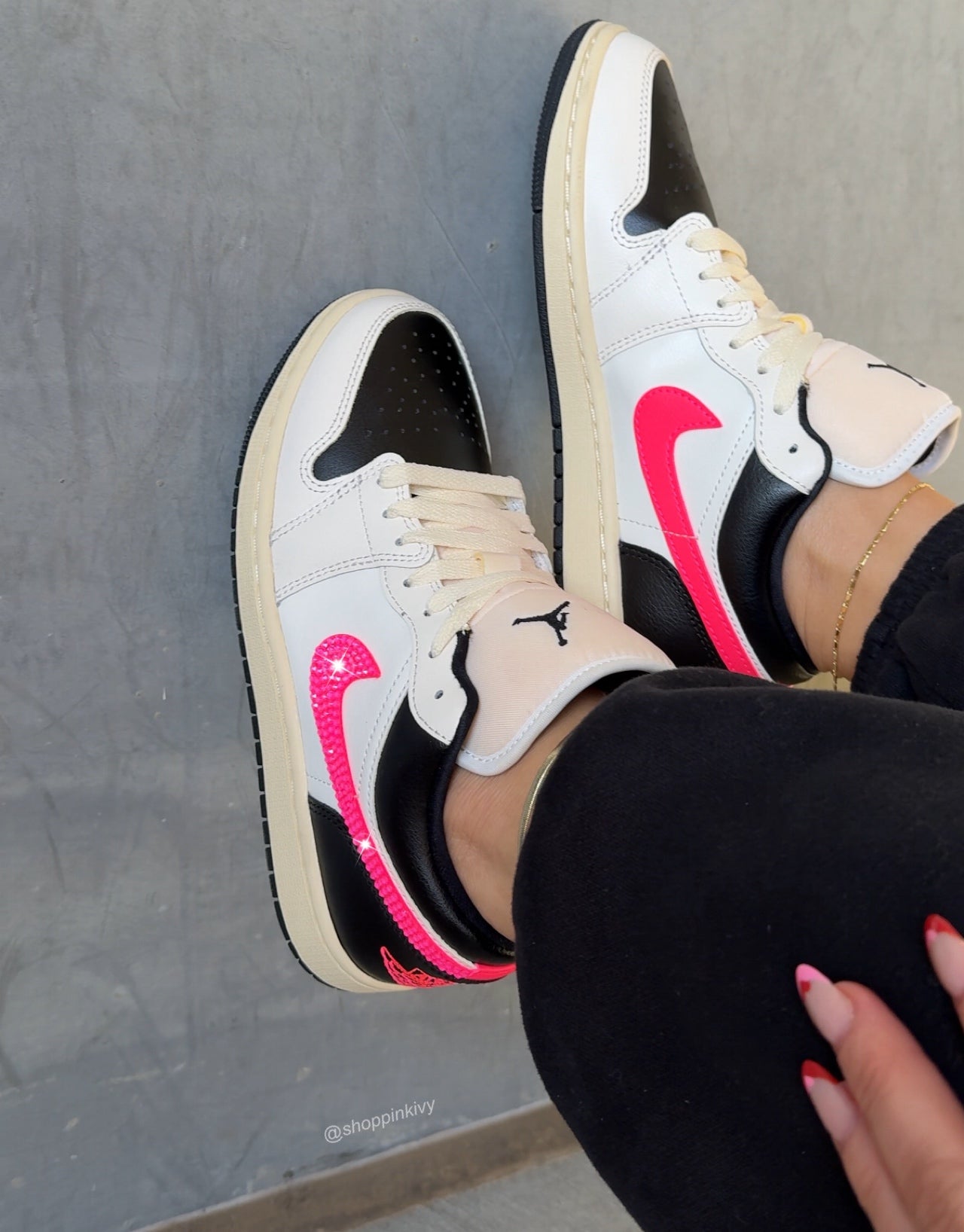 Zapatillas Air Jordan 1 Low para mujer en color crema y rosa intenso con Swarovski