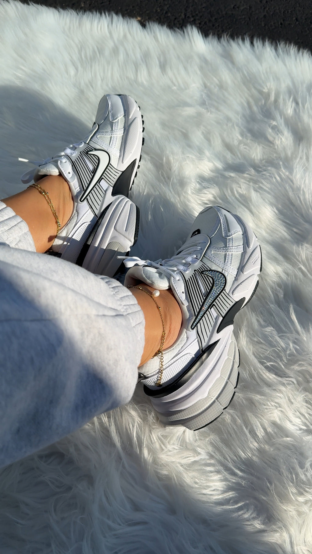 ✨Los más vendidos✨ Zapatillas Nike Swarovski blancas y negras para mujer