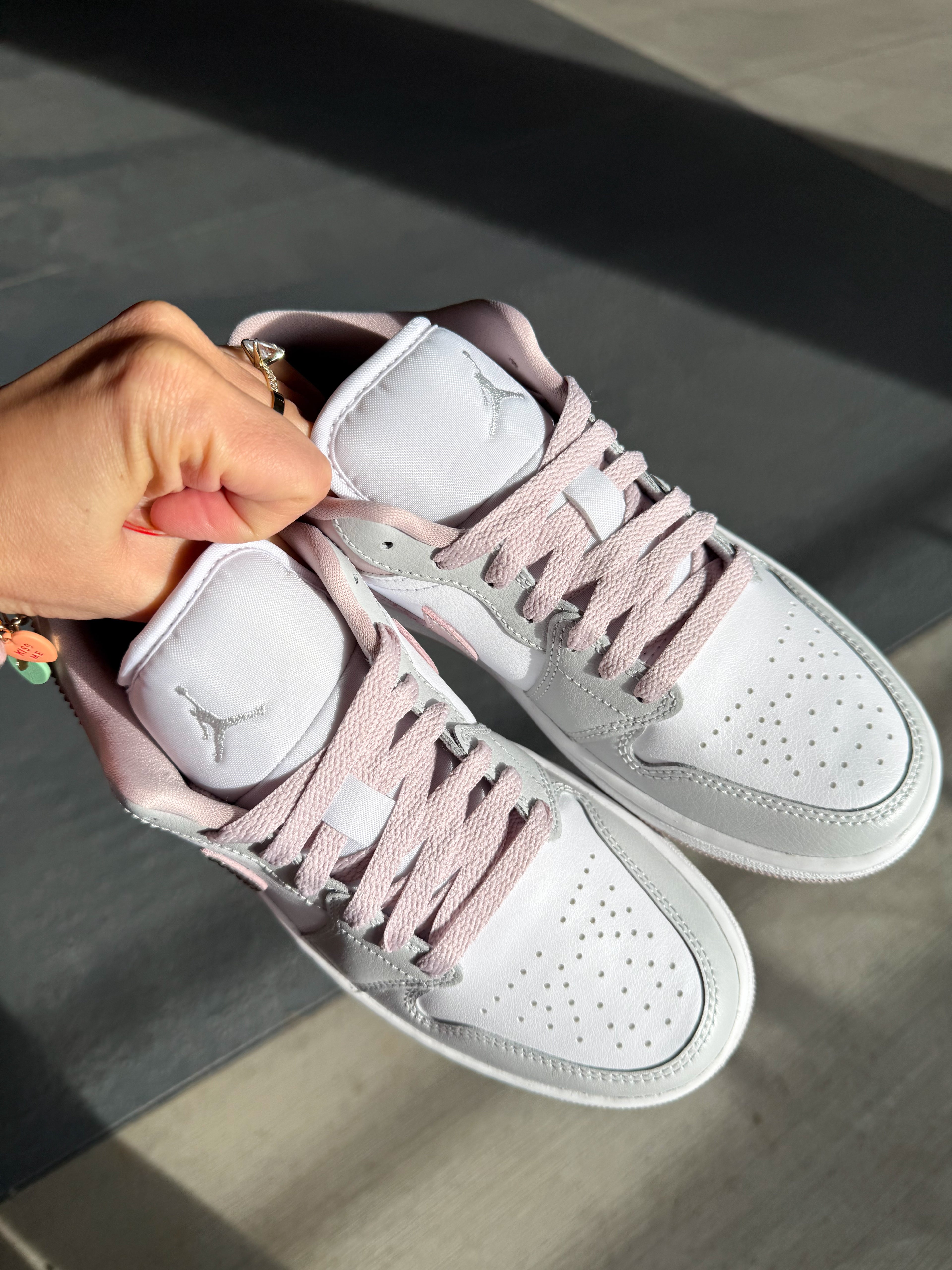 Zapatillas Air Jordan 1 Low Swarovski para mujer, color gris neutro