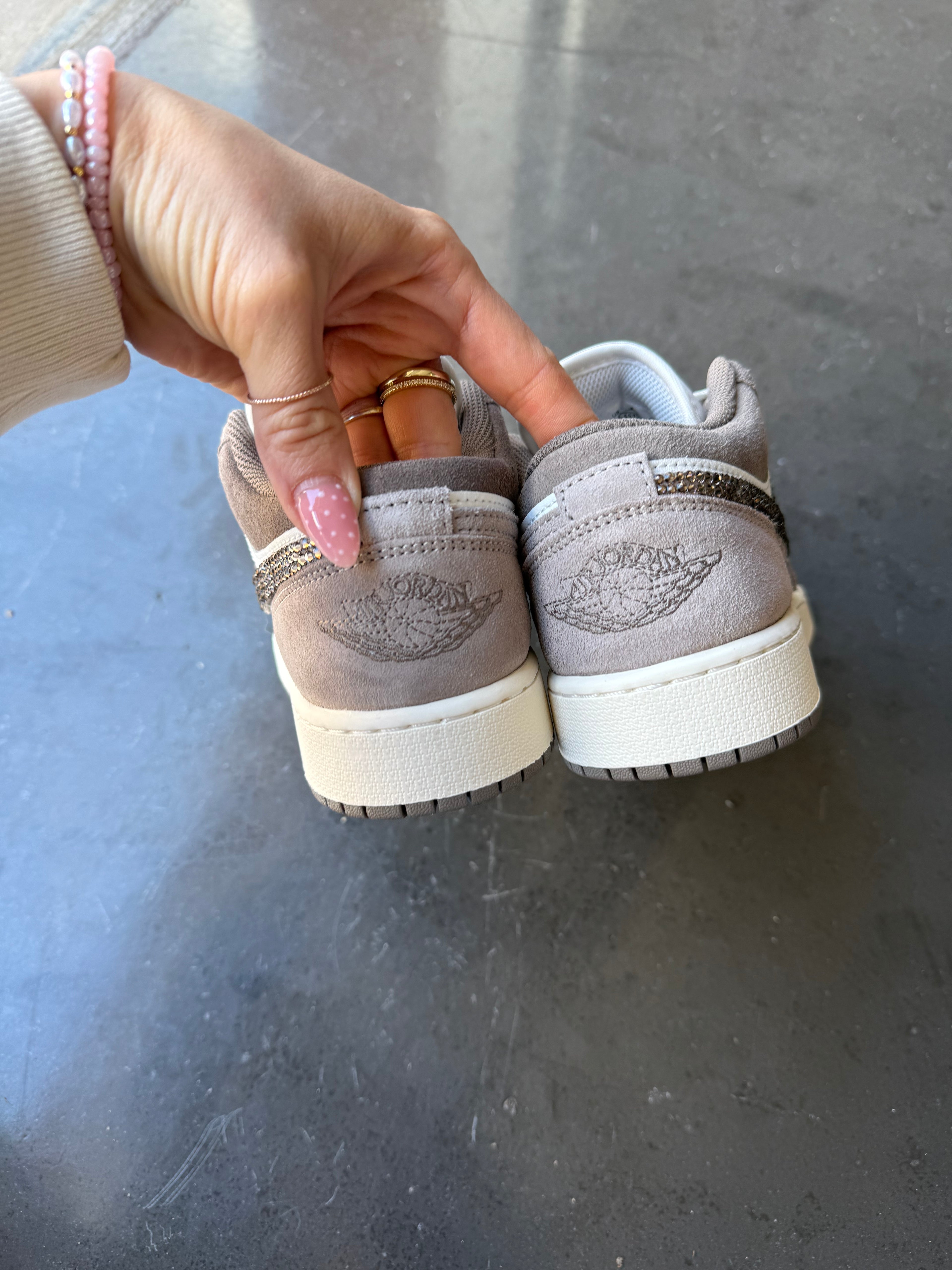 Zapatillas Air Jordan 1 Low de Swarovski para mujer, color greige neutro, a estrenar