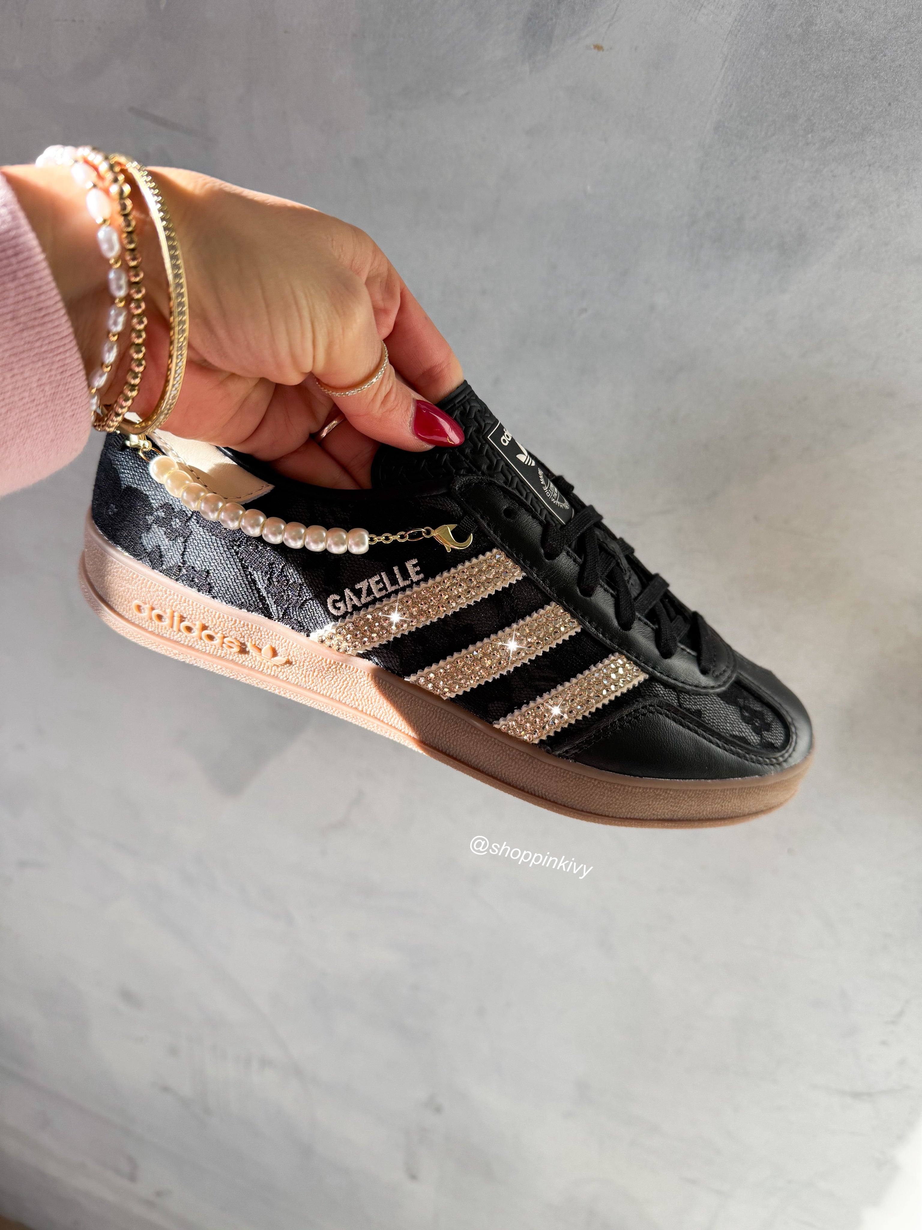Dije de encaje y perlas Swarovski Adidas Original Gazelle OG