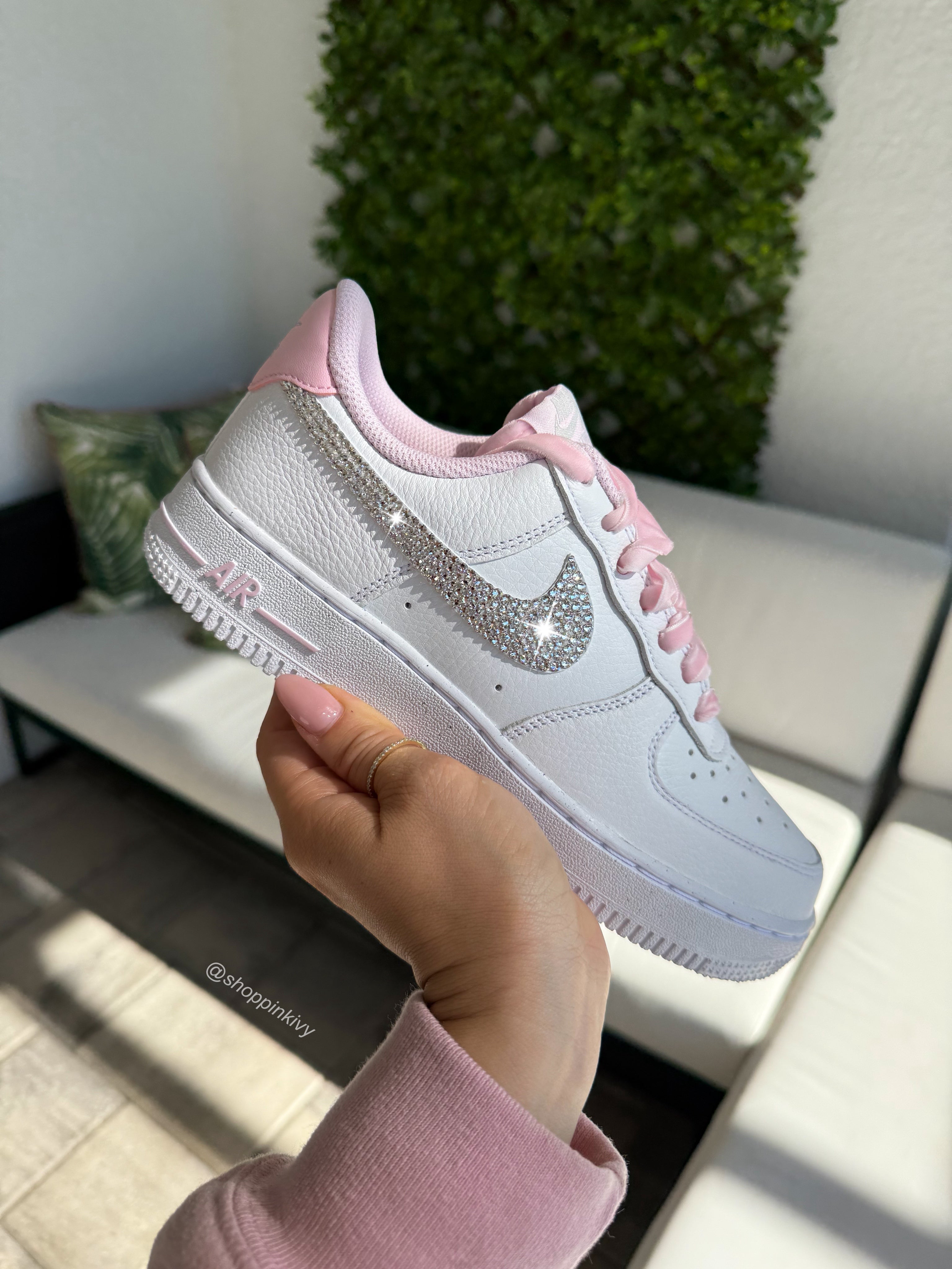 women's gray and pink nike shoes