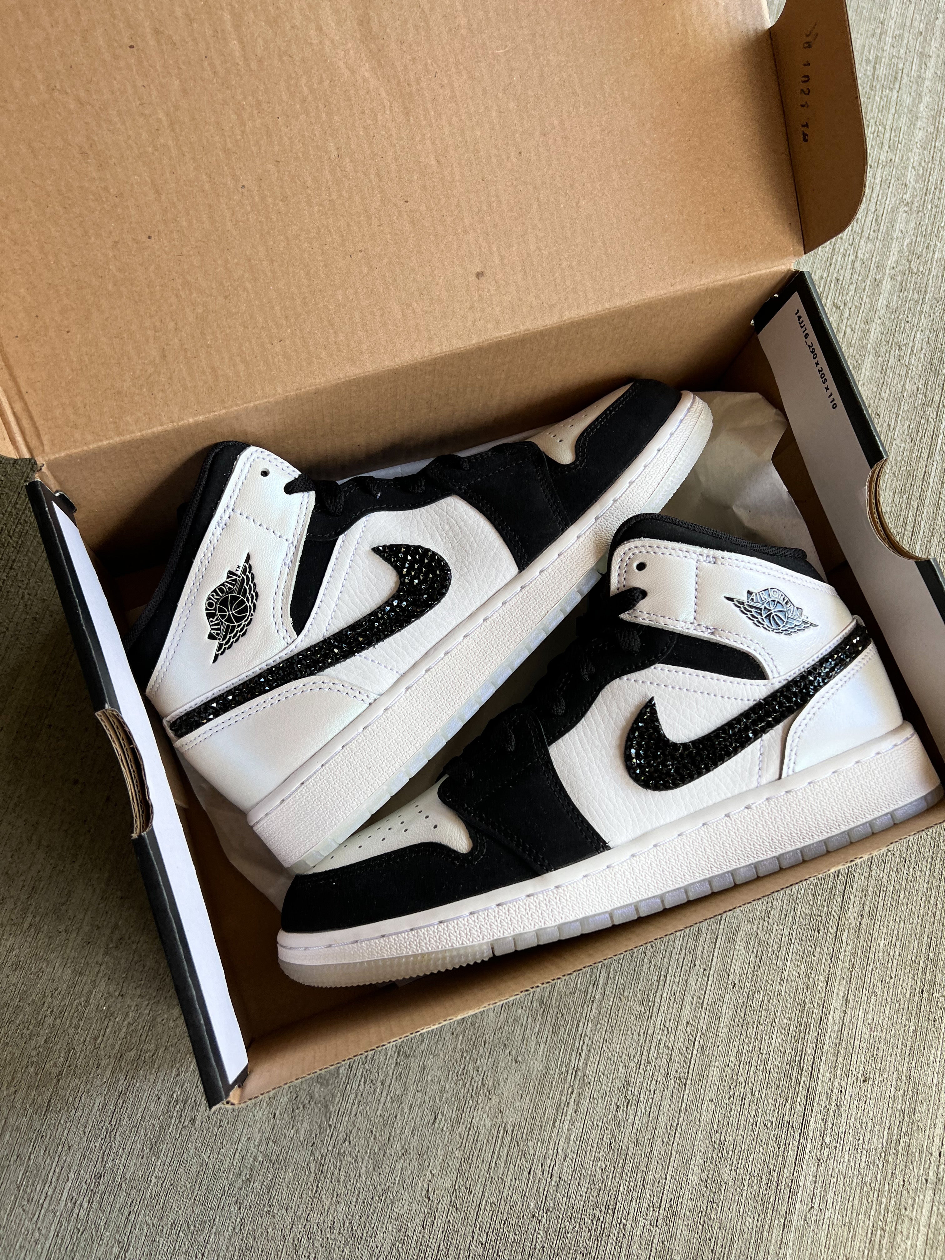 Zapatos Air Jordan 1 Mid con diamantes iridiscentes Swarovski para mujer