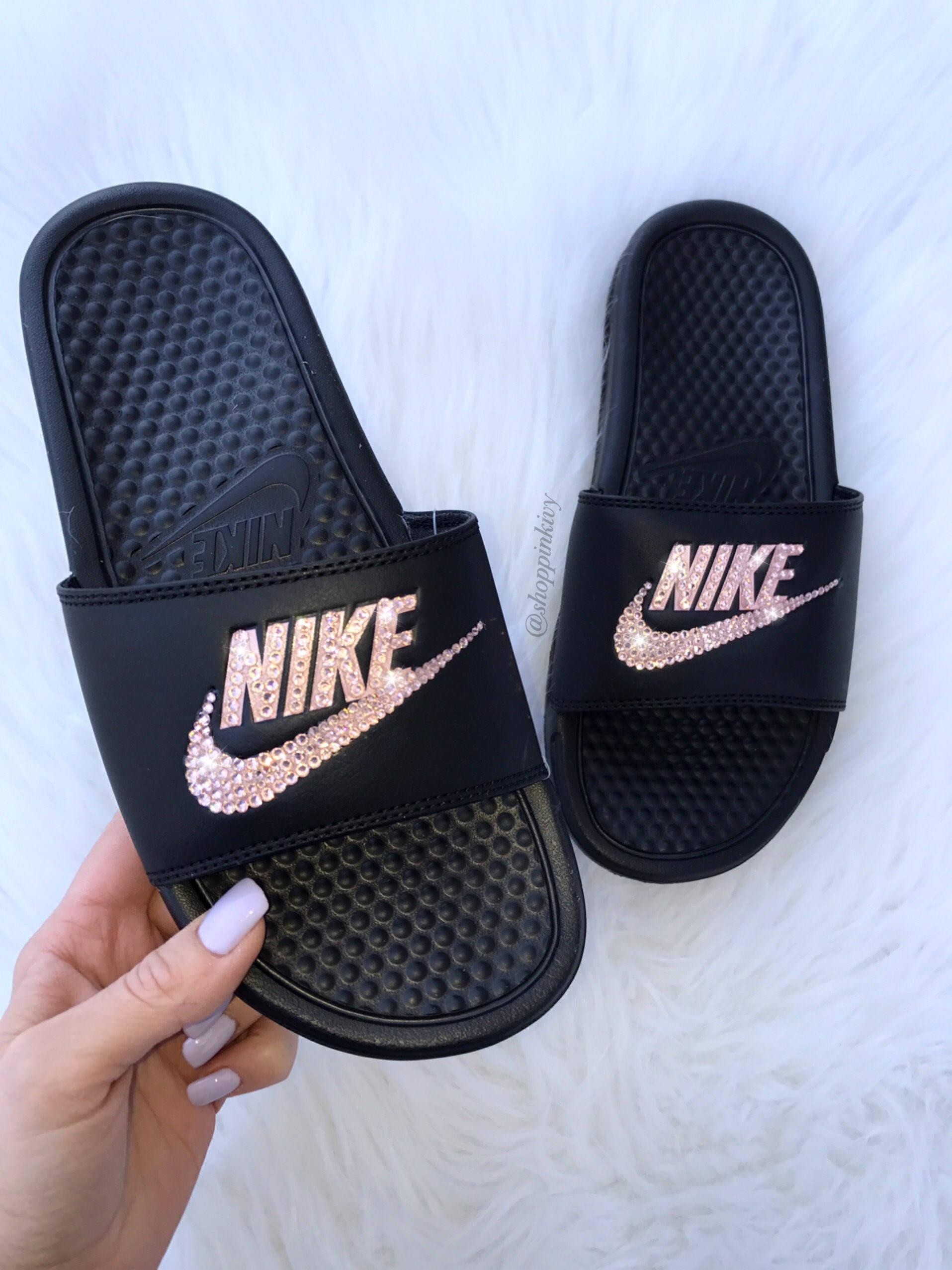 Nike benassi slides rose best sale