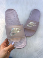 Sandalias Nike Slide color malva con Swarovski